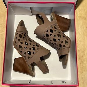 Vince Camuto Deverly Sandal in Urban Lux